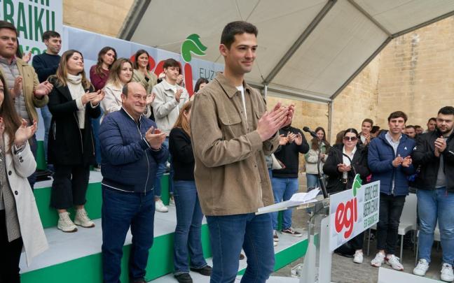 El cabeza de lista del PNV por Araba, Joseba Díez Antxustegi.