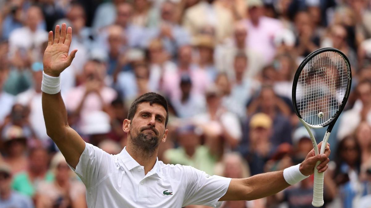 Novak Djokovic celebra el triunfo contra el polaco Hubert Hurcacz en Wimbledon