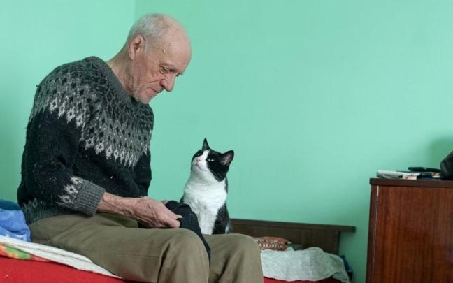 El vídeo del anciano acompañado por su gato que ya es viral