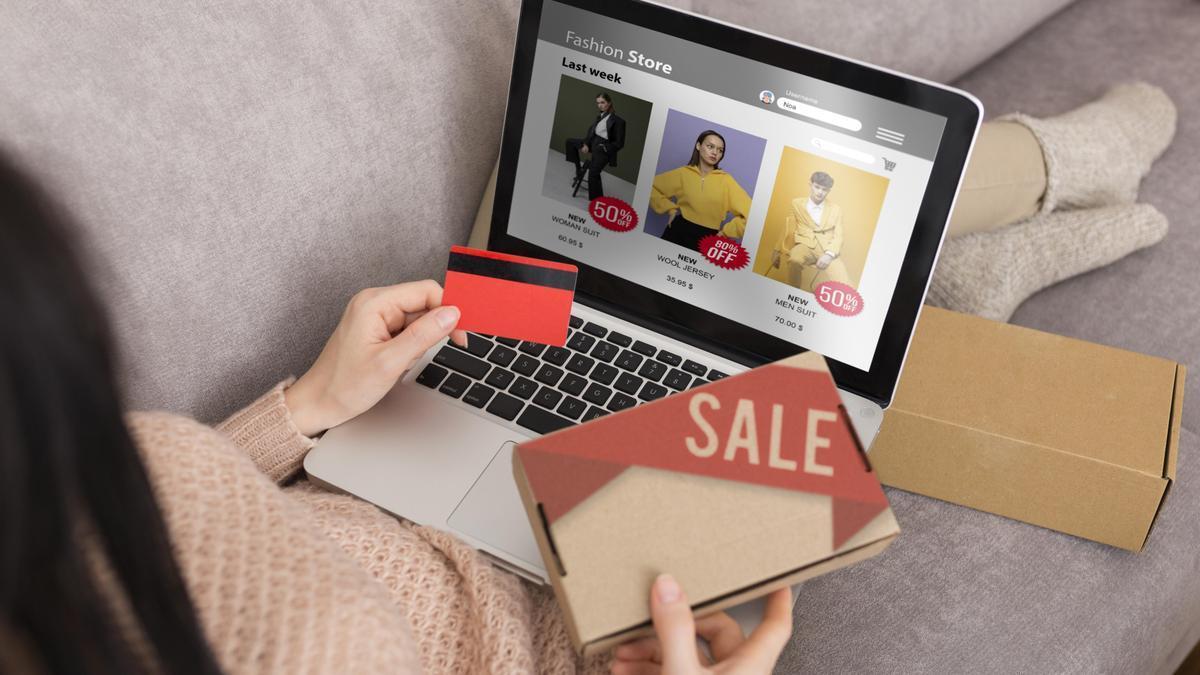 Una joven, comprando on line.