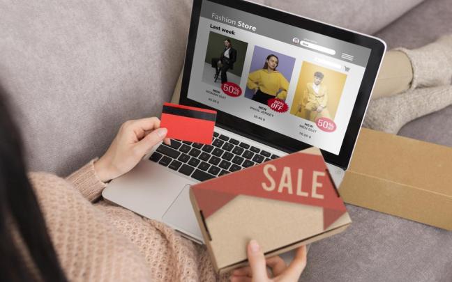 Una joven, comprando on line. / Freepik Una joven, comprando on line.