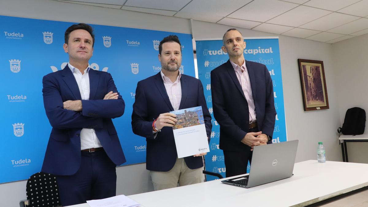 Alejandro Toquero, alcalde de Tudela, entre dos representantes de la Cámara Navarra