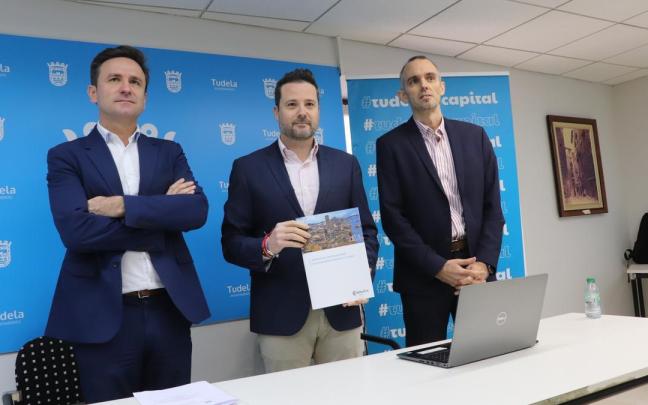 Alejandro Toquero, alcalde de Tudela, entre dos representantes de la Cámara Navarra Alejandro Toquero, alcalde de Tudela, entre dos representantes de la Cámara Navarra