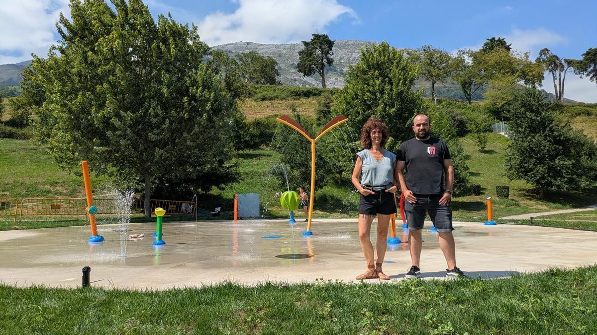 Los concejales Leire Sarasua y Ander Larrañaga, en la nueva zona de chorros de agua.