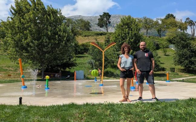 Los concejales Leire Sarasua y Ander Larrañaga, en la nueva zona de chorros de agua.