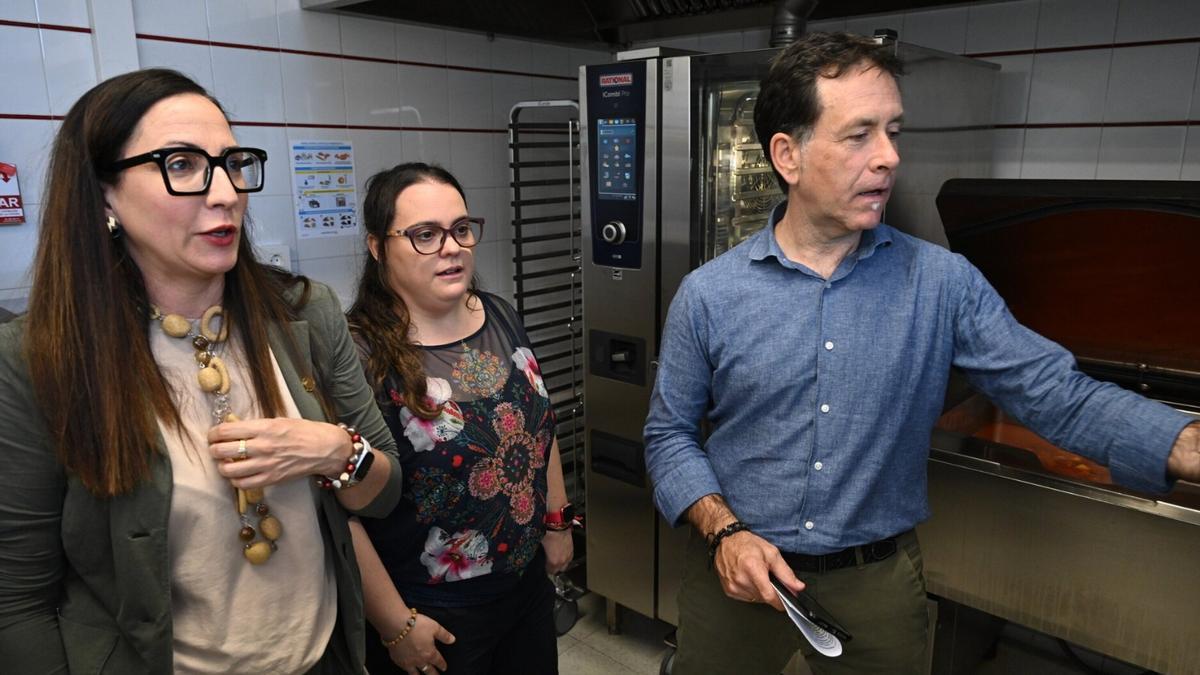 La consejera de Educación y el alcalde de Basauri viendo una cocina vertical