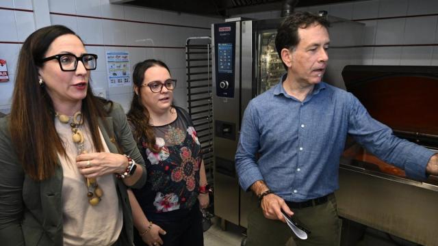La consejera de Educación y el alcalde de Basauri viendo una cocina vertical