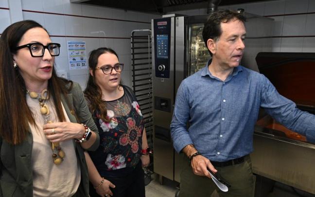 La consejera de Educación y el alcalde de Basauri viendo una cocina vertical
