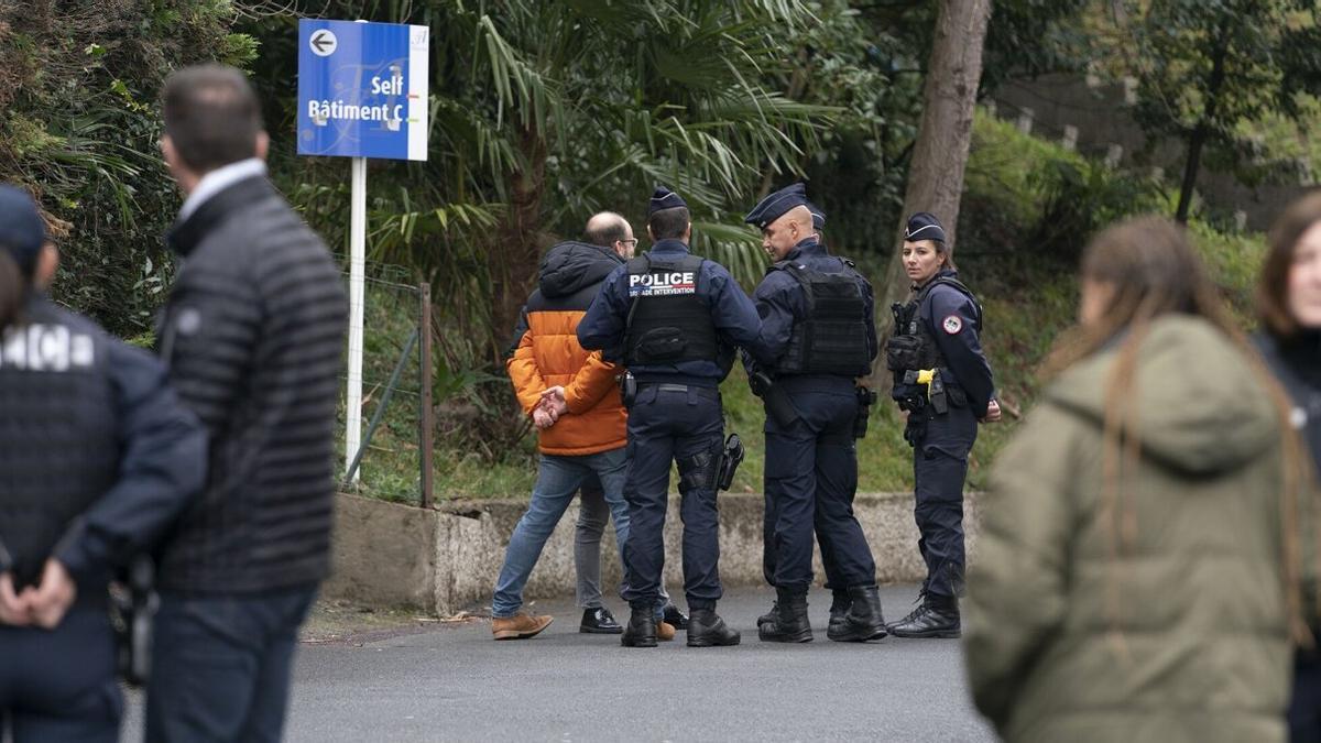 El liceo Santo Tom&aacute;s de Aquino, custodiado por polic&iacute;as