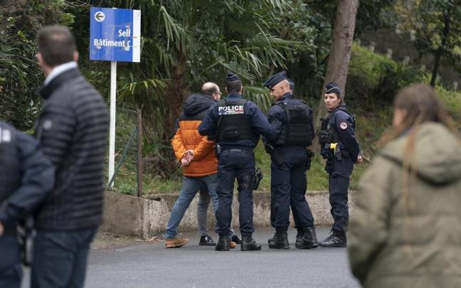 El liceo Santo Tom&aacute;s de Aquino, custodiado por polic&iacute;as