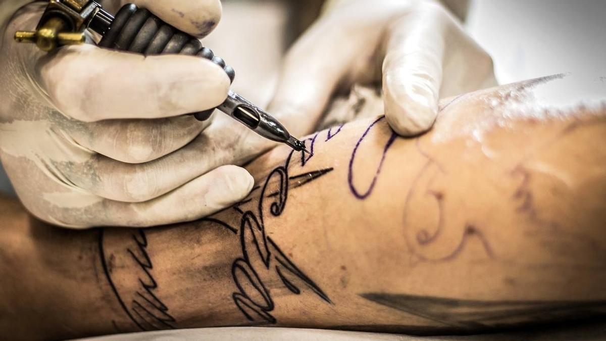 ¿Es legal que los menores de edad se hagan tatuajes?
