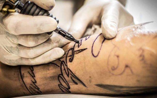 ¿Es legal que los menores de edad se hagan tatuajes?