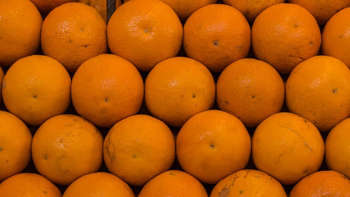 Unas cuantas naranjas.