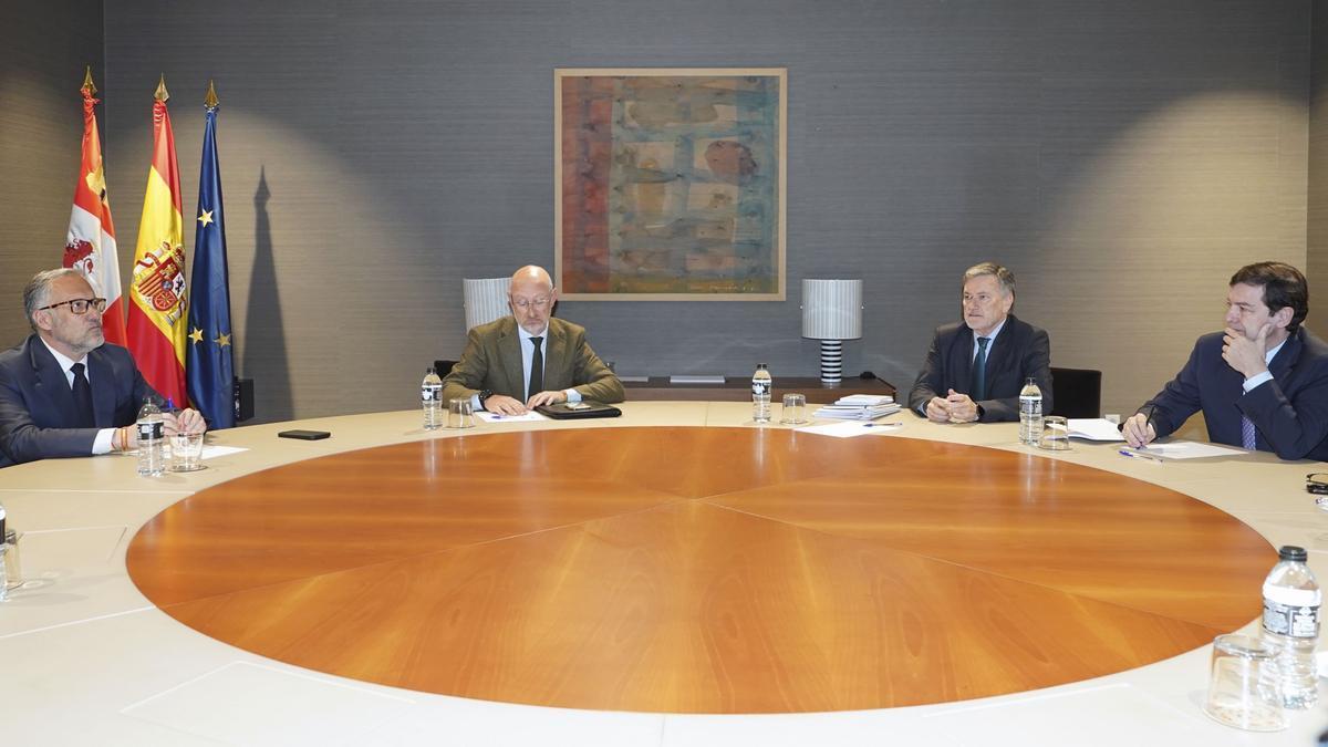 Carlos Pollán y Alfonso Fernández Mañueco, al frente de sus respectivas delegaciones en la reunión de hoy.