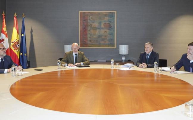 Carlos Pollán y Alfonso Fernández Mañueco, al frente de sus respectivas delegaciones en la reunión de hoy.