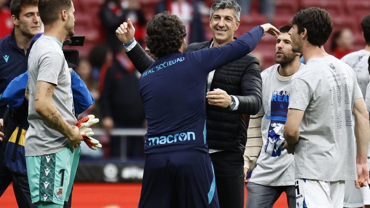 Imanol se abraza al analista Ibon Peñagarikano, sobre el césped del Metropolitano. / RODRIGO JIMENEZ