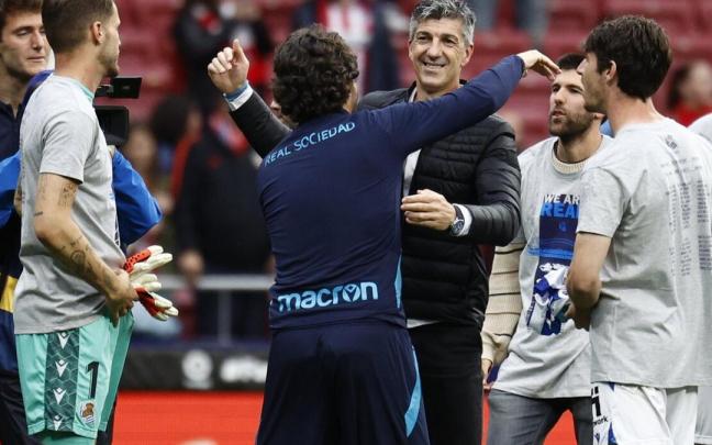 Imanol se abraza al analista Ibon Peñagarikano, sobre el césped del Metropolitano. / RODRIGO JIMENEZ
