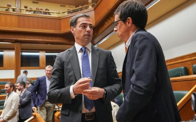 Pello Otxandiano charla con Imanol Pradales en la sesión constitutiva del Parlamento Vasco.