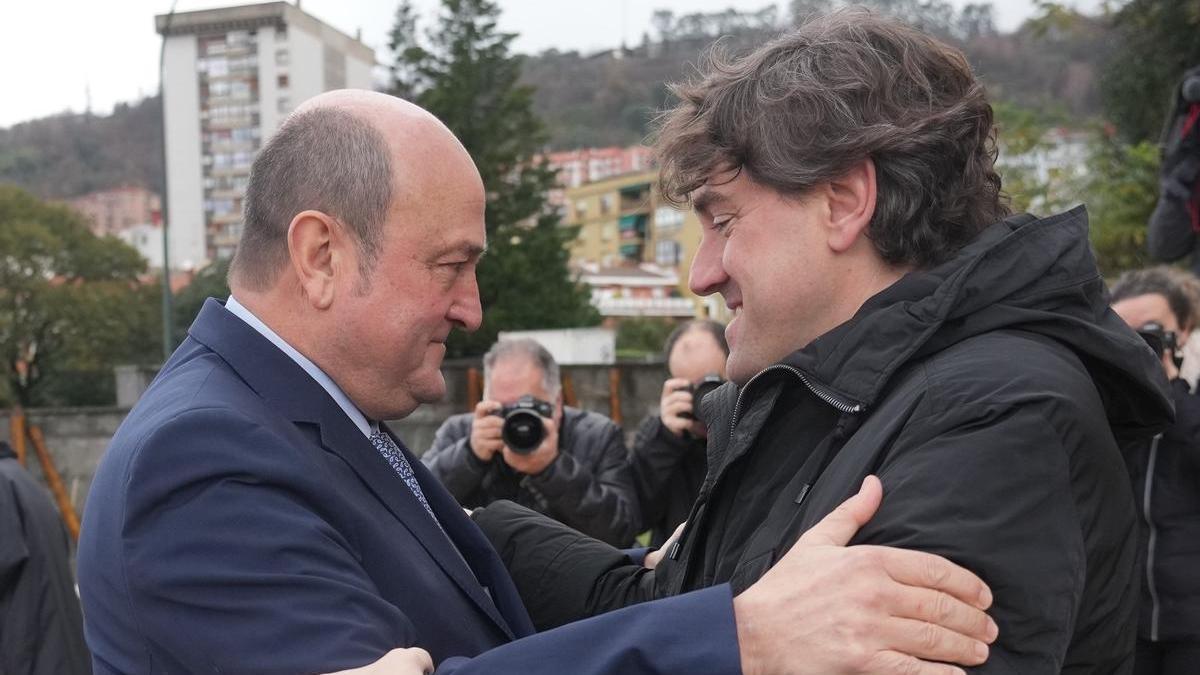 El presidente del Euzkadi Buru Batzar del PNV, Andoni Ortuzar, y el secretario general del PSE-EE, Eneko Andueza.