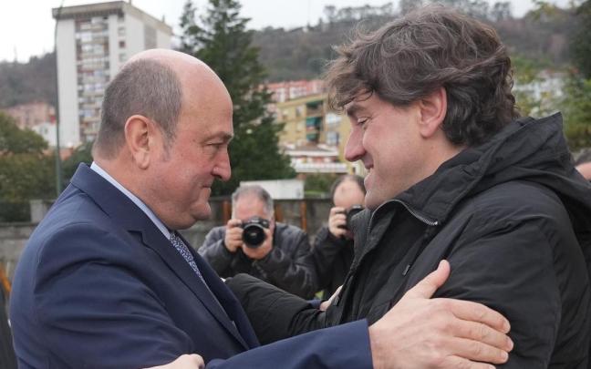 El presidente del Euzkadi Buru Batzar del PNV, Andoni Ortuzar, y el secretario general del PSE-EE, Eneko Andueza. / EP El presidente del Euzkadi Buru Batzar del PNV, Andoni Ortuzar, y el secretario general del PSE-EE, Eneko Andueza.