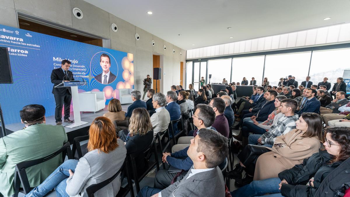 El consejero Mikel Irujo en la jornada con el sector aeroespacial.