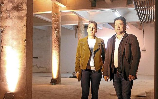 Irune Urbieta y Xabier Txurruka en el sótano de Modelo, donde planean hacer otra sala.