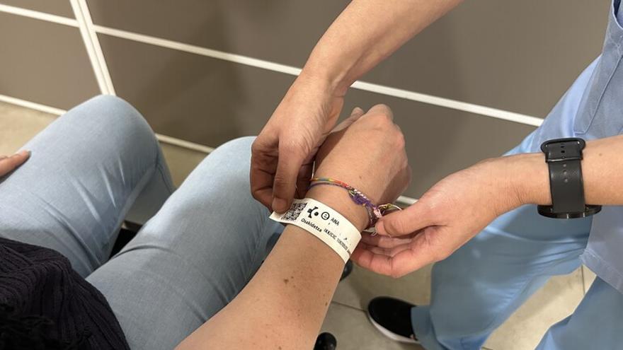 Osakidetza facilita la comunicación en euskera con la inclusión del símbolo "e" en la pulsera identificativa de pacientes hospitalizados