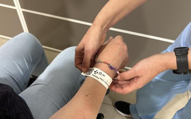Osakidetza facilita la comunicación en euskera con la inclusión del símbolo "e" en la pulsera identificativa de pacientes hospitalizados / Irekia Osakidetza facilita la comunicación en euskera con la inclusión del símbolo "e" en la pulsera identificativa de pacientes hospitalizados