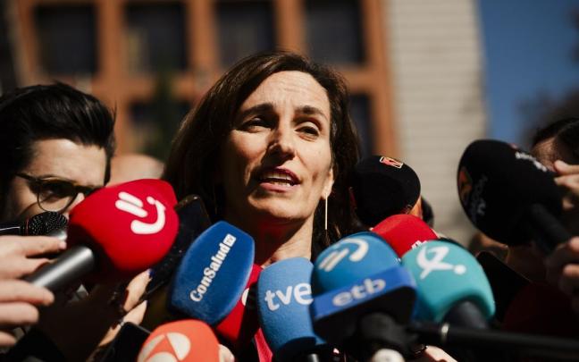 La ministra de Sanidad, Mónica García, ofrece declaraciones a los medios antes del pleno del Consejo Interterritorial del Sistema Nacional de Salud (CISNS), en el Ministerio de Sanidad.