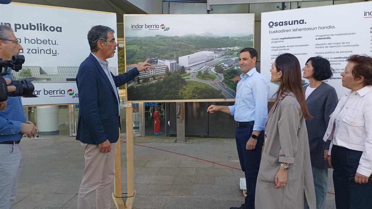 El alcalde de Donostia, Eneko Goia, y el candidato a lehendakari, Imanol Pradales, en el acto en Onkologikoa.