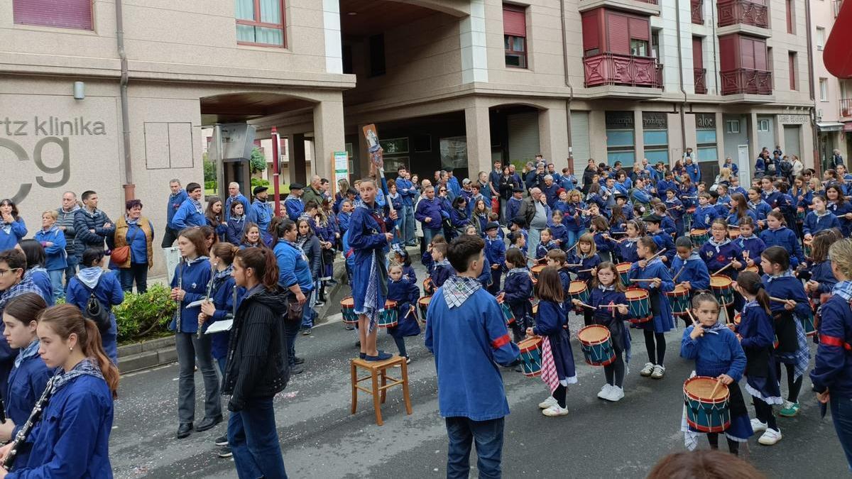 Tamborrada infantil del domingo en Zumaia.