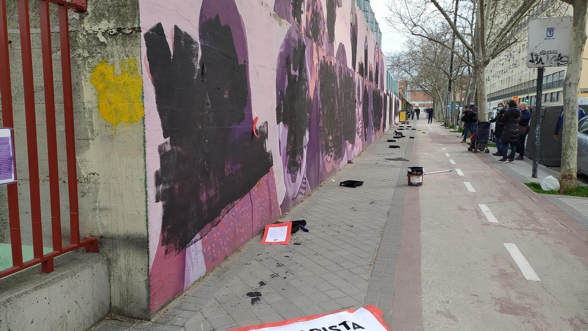 Amanece vandalizado el mural feminista de Ciudad Lineal en pleno 8M.