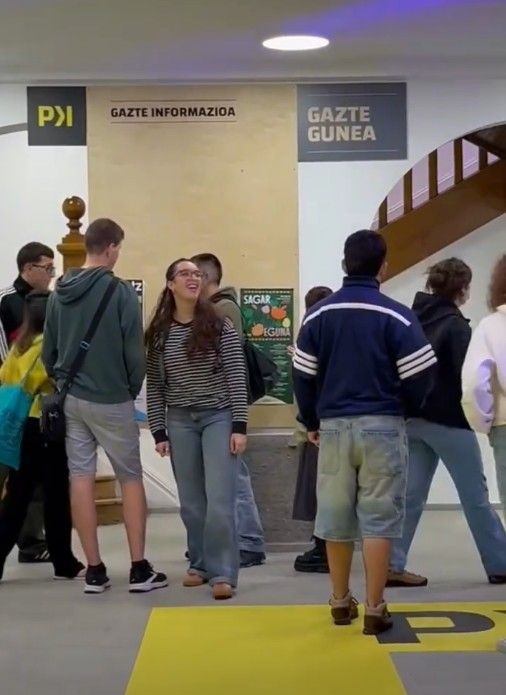 Jóvenes de Laudio el día de la inauguración de Parkea KT visitando la zona destinada a Gaztegune