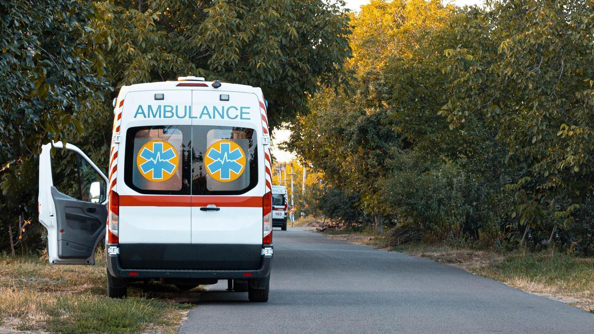 Una ambulancia, detenida en una carretera.