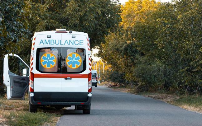 Una ambulancia, detenida en una carretera.