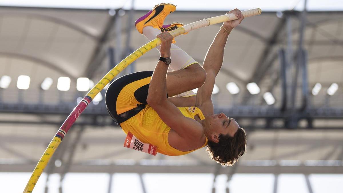 El sueco Armand Duplantis durante la final de Salto con Pértiga en el 15º Memorial Gyulai Istvan Gran Premio de Hungría.