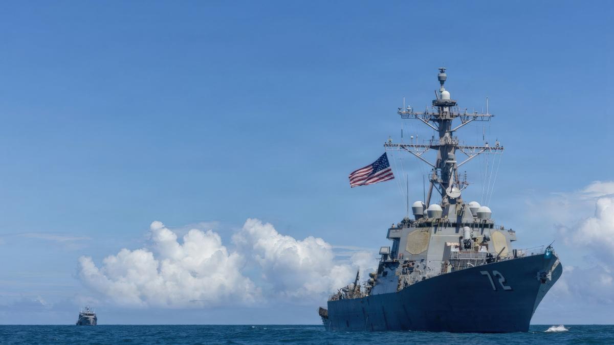 El destructor de la Armada de EE.UU., el USS Winston S. Churchill, patrulla durante operaciones de lucha contra el narcotráfico.