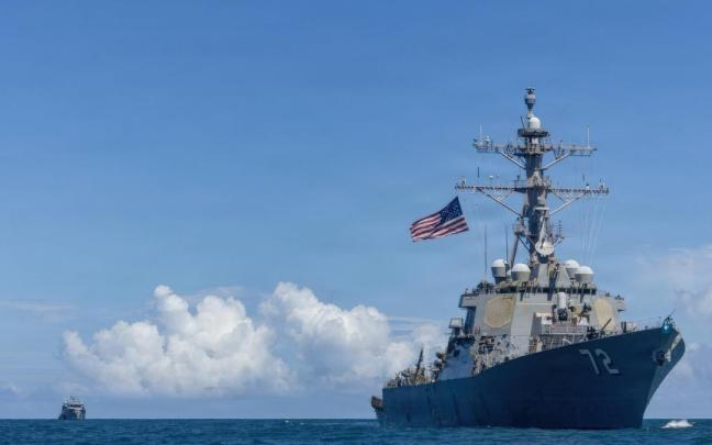 El destructor de la Armada de EE.UU., el USS Winston S. Churchill, patrulla durante operaciones de lucha contra el narcotráfico.