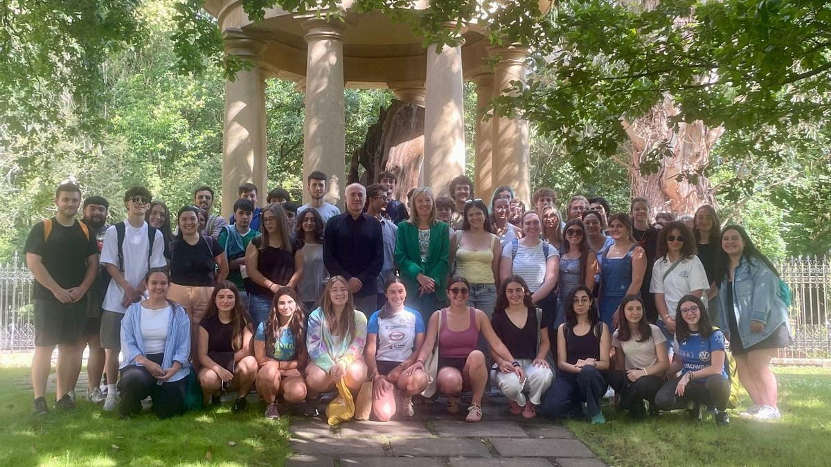 Ana Otadui, presidenta de la Cámara vizcaína, e Iñaki Goirizelaia, director de Ateak Ireki, junto a los jóvenes de la diáspora vasca bajo el vestigio del Árbol de Gernika