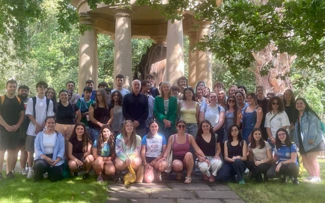 Ana Otadui, presidenta de la Cámara vizcaína, e Iñaki Goirizelaia, director de Ateak Ireki, junto a los jóvenes de la diáspora vasca bajo el vestigio del Árbol de Gernika / N.Murray Ana Otadui, presidenta de la Cámara vizcaína, e Iñaki Goirizelaia, director de Ateak Ireki, junto a los jóvenes de la diáspora vasca bajo el vestigio del Árbol de Gernika