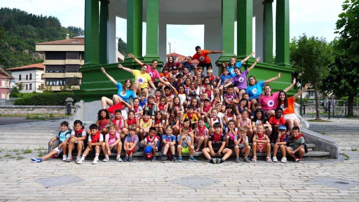 Niños y niñas volverán a tener la ocasión de disfrutar de las colonias abiertas un verano más en Deba.