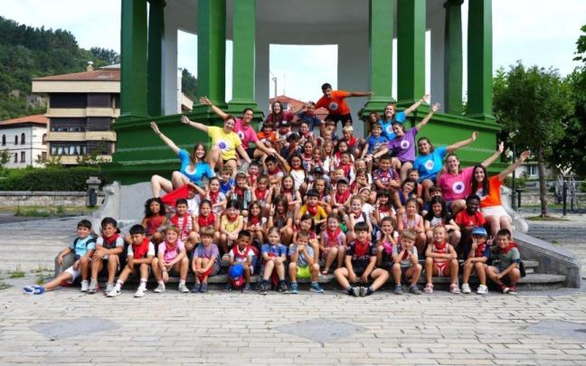 Niños y niñas volverán a tener la ocasión de disfrutar de las colonias abiertas un verano más en Deba.