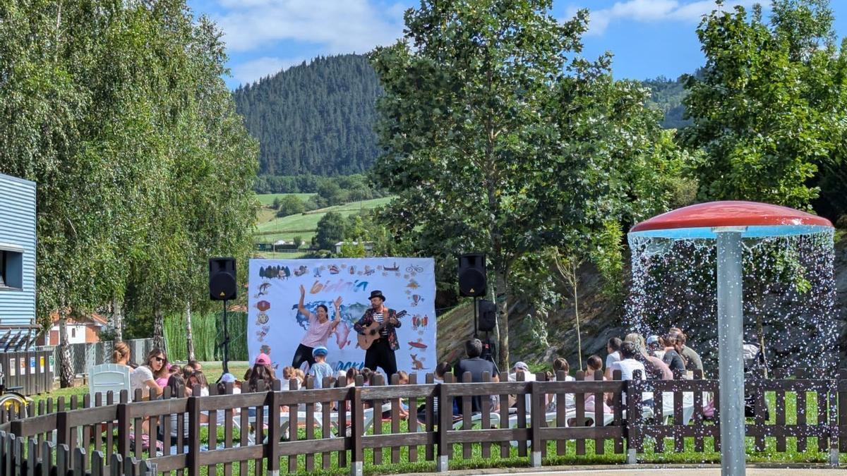 La sesión de cuentacuentos en la piscina descubierta de Lazkao.