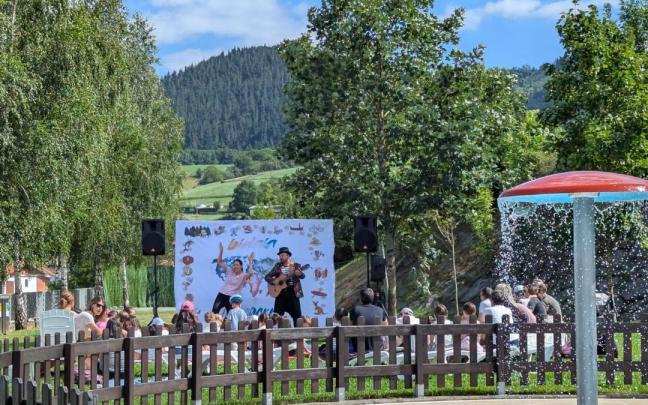 La sesión de cuentacuentos en la piscina descubierta de Lazkao.