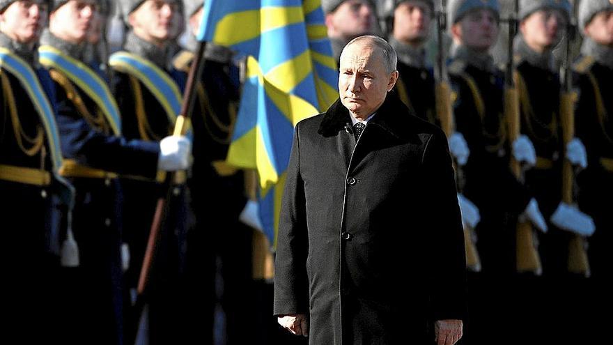 El presidente de Rusia, Vladímir Putin, pasa revista a las tropas en la celebración ayer del Día del Defensor de la Patria. | FOTO: E.P.