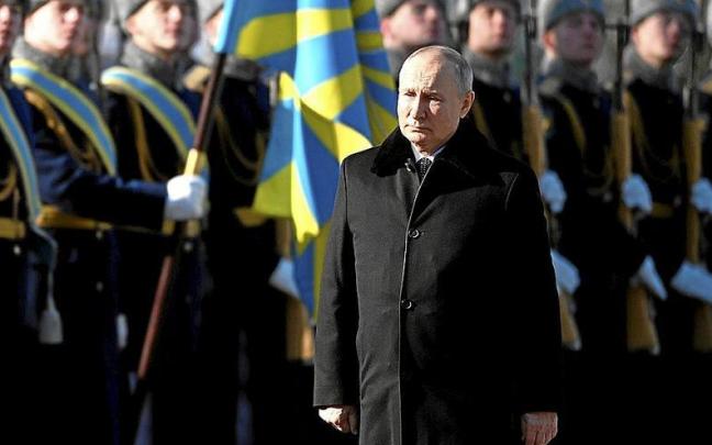 El presidente de Rusia, Vladímir Putin, pasa revista a las tropas en la celebración ayer del Día del Defensor de la Patria. | FOTO: E.P.