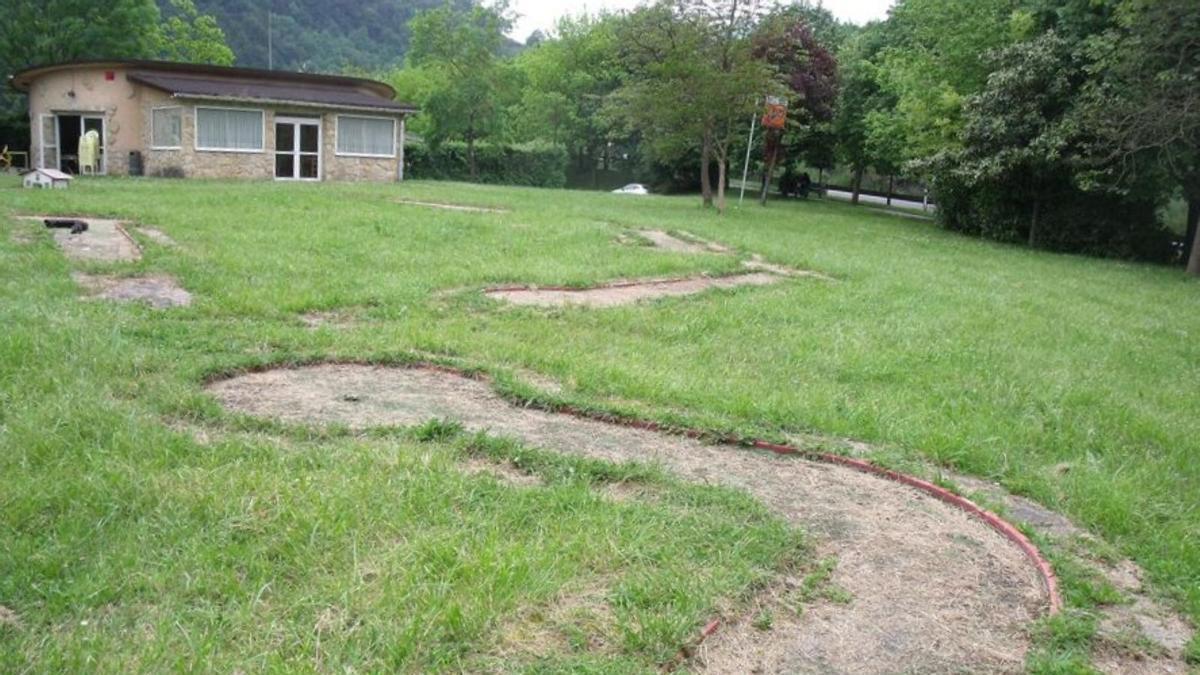 El entorno del edificio cuenta con varios pequeños hoyos para la práctica del golf en estado de abandono.