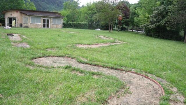 El entorno del edificio cuenta con varios pequeños hoyos para la práctica del golf en estado de abandono.