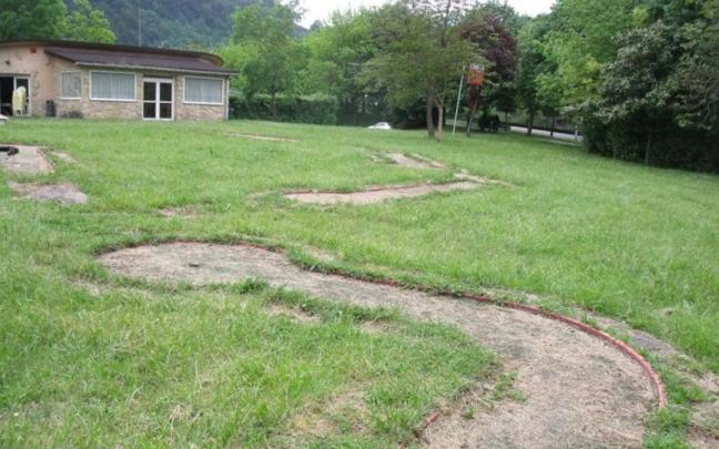 El entorno del edificio cuenta con varios pequeños hoyos para la práctica del golf en estado de abandono.