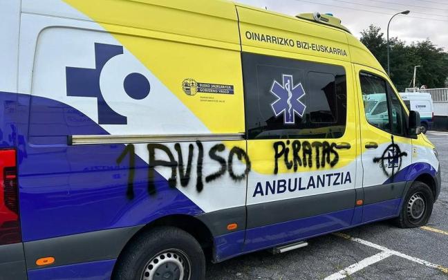 Una ambulancia con pintadas. Una ambulancia con pintadas.